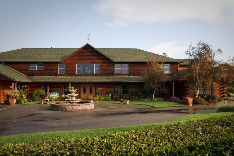 Purple Orchid Resort pool & lawn in Livermore